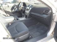 ✅ 2007 Toyota Camry LE • VIN: 4T1BE46K77U527946 • Lot: 43636757. Wystawiony na IAAI z przebiegiem 133 445 mil. Bezpłatny archiwum sprzedaży aukcyjnych z USA i szczegółowy raport historii pojazdu na DreamBid. Zdjęcie 5.