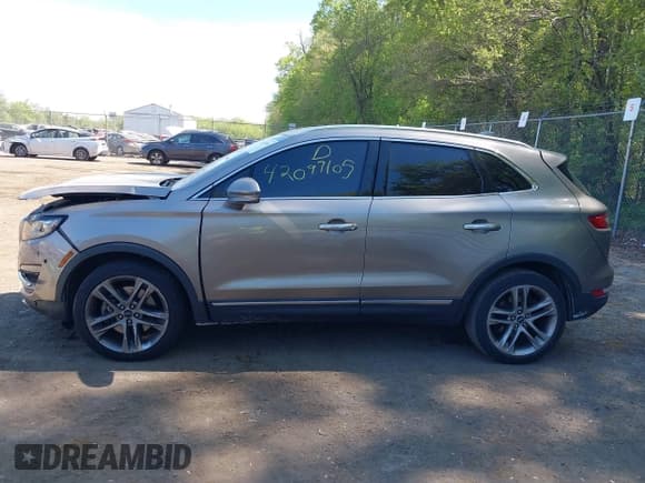 ✅ 2019 Lincoln MKC Reserve • VIN: 5LMCJ3D93KUL53163 • Lot: 42097105. Wystawiony na IAAI z przebiegiem 71 066 mil. Bezpłatny archiwum sprzedaży aukcyjnych z USA i szczegółowy raport historii pojazdu na DreamBid. Zdjęcie 14.