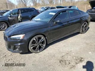 ✅ 2023 Audi S5 Sportback Premium Plus • VIN: WAUC4CF56PA014105 • Lot: 53863895. Wystawiony na Copart z przebiegiem 9 869 mil. Bezpłatny archiwum sprzedaży aukcyjnych z USA i szczegółowy raport historii pojazdu na DreamBid. Zdjęcie 1.