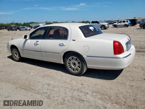 ✅ 2007 Lincoln Town Car Signature Limited • VIN: 1LNHM82W57Y638324 • Лот: 84647375. Опубликован ранее на Copart с пробегом 157 554 миль. Бесплатный доступ к архиву аукционных продаж из США и подробный отчёт об истории автомобиля на DreamBid. Изображение 2.