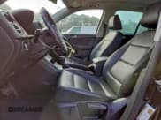 ✅ 2014 Volkswagen Tiguan S • VIN: WVGAV3AX0EW612542 • Lot: 93687315. Wystawiony na Copart z przebiegiem 118 692 mil. Bezpłatny archiwum sprzedaży aukcyjnych z USA i szczegółowy raport historii pojazdu na DreamBid. Zdjęcie 7.