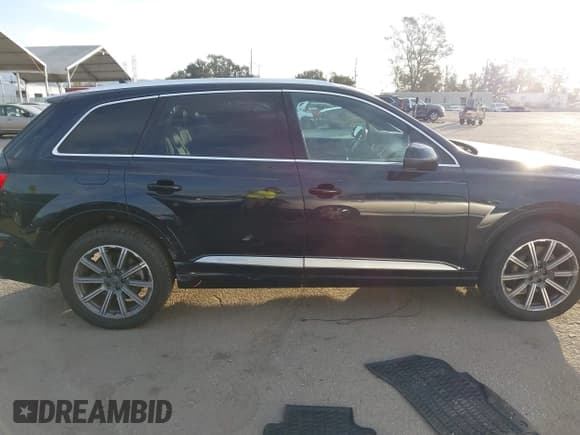 ✅ 2018 Audi Q7 • VIN: WA1LHBF7XJD016328 • Lot: 43653196. Wystawiony na IAAI z przebiegiem 64 283 mil. Bezpłatny archiwum sprzedaży aukcyjnych z USA i szczegółowy raport historii pojazdu na DreamBid. Zdjęcie 13.