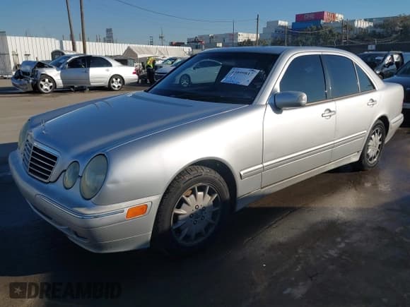 ✅ 2001 Mercedes-Benz E 320 • VIN: WDBJF65J21B314986 • Лот: 43899817. Опубликован ранее на IAAI с пробегом 252 640 миль. Бесплатный доступ к архиву аукционных продаж из США и подробный отчёт об истории автомобиля на DreamBid. Изображение 17.