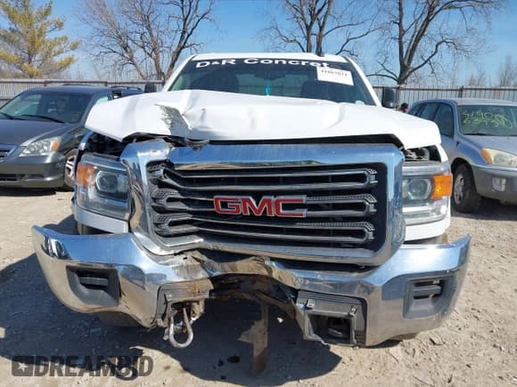 ✅ 2018 GMC Sierra 2500HD • VIN: 1GD12REG2JF141803 • Lot: 41867021. Wystawiony na IAAI z przebiegiem 192 297 mil. Bezpłatny archiwum sprzedaży aukcyjnych z USA i szczegółowy raport historii pojazdu na DreamBid. Zdjęcie 12.