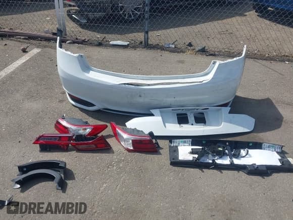 ✅ 2017 Acura ILX • VIN: 19UDE2F33HA005216 • Лот: 43302122. Опубликован ранее на IAAI с пробегом 181 980 миль. Бесплатный доступ к архиву аукционных продаж из США и подробный отчёт об истории автомобиля на DreamBid. Изображение 12.