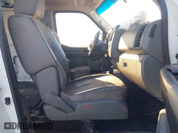 ✅ 2020 Nissan NV Cargo S • VIN: 1N6BF0KY4LN810374 • Lot: 41749430. Wystawiony na IAAI z przebiegiem 281 153 mil. Bezpłatny archiwum sprzedaży aukcyjnych z USA i szczegółowy raport historii pojazdu na DreamBid. Zdjęcie 5.