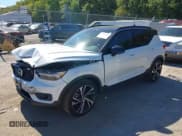 ✅ 2022 Volvo XC40 R-Design • VIN: YV4162UM5N2648695 • Лот: 43353242. Опубликован ранее на IAAI с пробегом 59 020 миль. Бесплатный доступ к архиву аукционных продаж из США и подробный отчёт об истории автомобиля на DreamBid. Изображение 2.