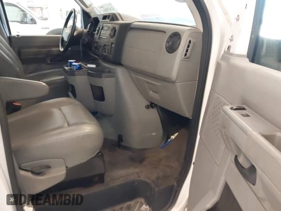 ✅ 2014 Ford Econoline Cargo Commercial • VIN: 1FTNE2EW8EDA09190 • Lot: 42655816. Wystawiony na IAAI z przebiegiem 212 534 mil. Bezpłatny archiwum sprzedaży aukcyjnych z USA i szczegółowy raport historii pojazdu na DreamBid. Zdjęcie 5.