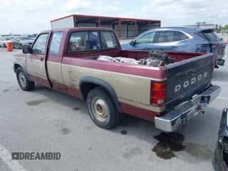 1992 Dodge Dakota z VIN 1B7FL23X5NS645955, wystawiony jako IAAI lot #42285681 z przebiegiem 173 413 mil mil oraz . Historia ofert i sprzedaży dostępna na DreamBid. Obrazek 3.