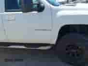 2007 Chevrolet Silverado 2500HD LTZ z VIN 1GCHK29667E573319, wystawiony jako IAAI lot #42675624 z przebiegiem 138 091 mil mil oraz . Historia ofert i sprzedaży dostępna na DreamBid. Obrazek 6.