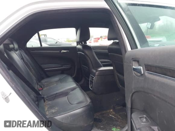 ✅ 2014 Chrysler 300 C • VIN: 2C3CCAKG5EH200996 • Lot: 42201747. Wystawiony na IAAI z przebiegiem 156 121 mil. Bezpłatny archiwum sprzedaży aukcyjnych z USA i szczegółowy raport historii pojazdu na DreamBid. Zdjęcie 8.