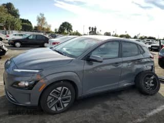 ✅ 2023 Hyundai Kona SE • VIN: KM8K23AG3PU183747 • Лот: 37940834. Опубликован ранее на Copart с пробегом 13 294 миль. Бесплатный доступ к архиву аукционных продаж из США и подробный отчёт об истории автомобиля на DreamBid. Изображение 1.