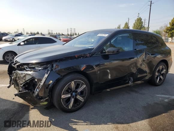 ✅ 2023 BMW iX xDrive50 • VIN: WB523CF03PCM85019 • Lot: 64650284. Wystawiony na Copart z przebiegiem 17 155 mil. Bezpłatny archiwum sprzedaży aukcyjnych z USA i szczegółowy raport historii pojazdu na DreamBid. Zdjęcie 1.