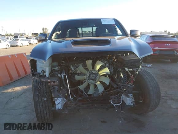 ✅ 2018 Toyota Tacoma SR5 • VIN: 5TFRZ5CN2JX055317 • Lot: 43502178. Wystawiony na IAAI z przebiegiem 129 769 mil. Bezpłatny archiwum sprzedaży aukcyjnych z USA i szczegółowy raport historii pojazdu na DreamBid. Zdjęcie 12.