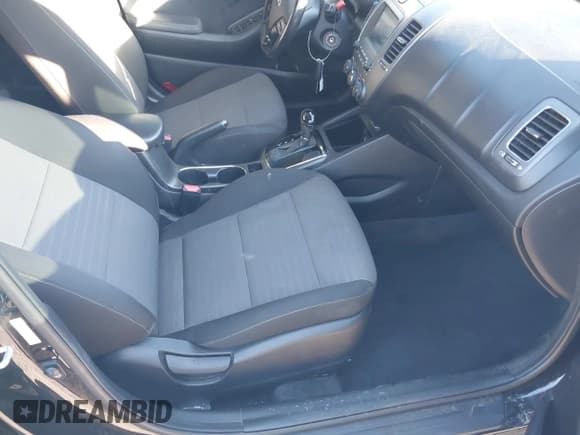 ✅ 2017 Kia Forte LX • VIN: 3KPFL4A75HE104426 • Lot: 38188004. Wystawiony na IAAI z przebiegiem 152 206 mil. Bezpłatny archiwum sprzedaży aukcyjnych z USA i szczegółowy raport historii pojazdu na DreamBid. Zdjęcie 5.