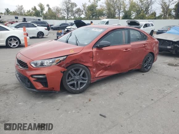 ✅ 2021 Kia Forte GT-Line • VIN: 3KPF34ADXME268562 • Lot: 85673435. Wystawiony na Copart z przebiegiem 56 471 mil. Bezpłatny archiwum sprzedaży aukcyjnych z USA i szczegółowy raport historii pojazdu na DreamBid. Zdjęcie 1.