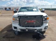 ✅ 2016 GMC Sierra 2500HD Denali • VIN: 1GT12UE84GF130326 • Lot: 43098373. Wystawiony na IAAI z przebiegiem 181 932 mil. Bezpłatny archiwum sprzedaży aukcyjnych z USA i szczegółowy raport historii pojazdu na DreamBid. Zdjęcie 12.