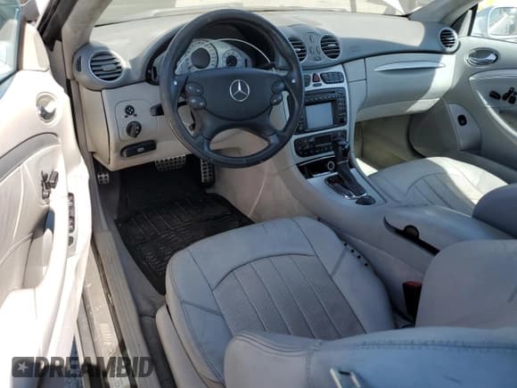 ✅ 2004 Mercedes-Benz CLK 55 AMG • VIN: WDBTK76GX4T019176 • Лот: 61093555. Опубликован ранее на Copart с пробегом Не указан. Бесплатный доступ к архиву аукционных продаж из США и подробный отчёт об истории автомобиля на DreamBid. Изображение 8.