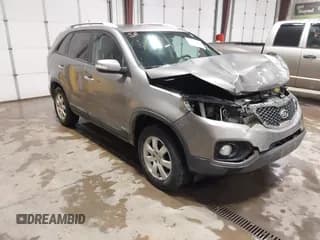 ✅ 2011 Kia Sorento LX • VIN: 5XYKTCA19BG085880 • Lot: 43498415. Wystawiony na IAAI z przebiegiem 105 801 mil. Bezpłatny archiwum sprzedaży aukcyjnych z USA i szczegółowy raport historii pojazdu na DreamBid. Zdjęcie 1.