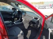 ✅ 2021 Toyota RAV4 XLE • VIN: 2T3P1RFV0MW159167 • Lot: 43605933. Wystawiony na IAAI z przebiegiem 88 477 mil. Bezpłatny archiwum sprzedaży aukcyjnych z USA i szczegółowy raport historii pojazdu na DreamBid. Zdjęcie 5.