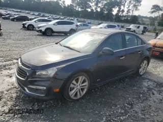 2015 Chevrolet Cruze LTZ z VIN 1G1PG5SB3F7107235, wystawiony jako Copart lot #81257675 z przebiegiem 137 653 mil mil oraz Czysty tytuł • Clean title. Historia ofert i sprzedaży dostępna na DreamBid. Obrazek 1.