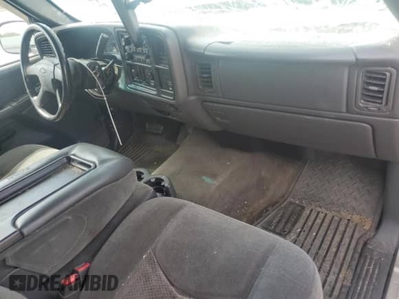 2003 Chevrolet Silverado 1500 LS with VIN 2GCEC19T231258044, listed as a Copart auction lot 84606025 with 174,012 mi miles and Salvage title. Bid and sale history available at DreamBid. Image 8.