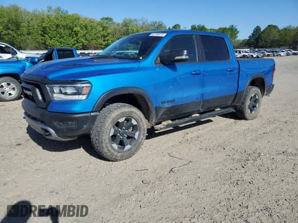 2020 Ram 1500 Rebel z VIN 1C6SRFLM9LN359457, wystawiony jako Copart lot #52703575 z przebiegiem 29 454 mil mil oraz Czysty tytuł • Clean title. Historia ofert i sprzedaży dostępna na DreamBid. Obrazek 1.