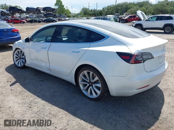 ✅ 2018 Tesla Model 3 Long Range Battery • VIN: 5YJ3E1EBXJF135617 • Lot: 43106221. Wystawiony na IAAI z przebiegiem 90 322 mil. Bezpłatny archiwum sprzedaży aukcyjnych z USA i szczegółowy raport historii pojazdu na DreamBid. Zdjęcie 3.
