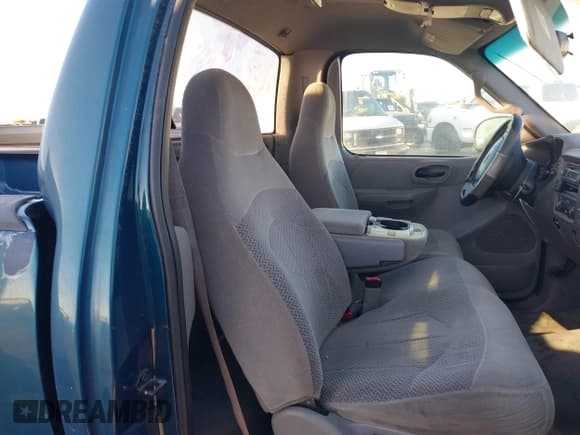 ✅ 2000 Ford F-150 XL • VIN: 3FTZF1729YMA82483 • Lot: 43640471. Wystawiony na IAAI z przebiegiem 199 384 mil. Bezpłatny archiwum sprzedaży aukcyjnych z USA i szczegółowy raport historii pojazdu na DreamBid. Zdjęcie 8.