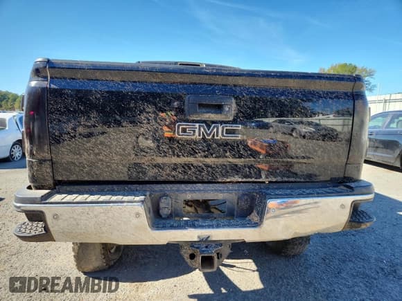 ✅ 2015 GMC Sierra 2500HD SLT • VIN: 1GT12ZE89FF593512 • Lot: 91845995. Wystawiony na Copart z przebiegiem 192 811 mil. Bezpłatny archiwum sprzedaży aukcyjnych z USA i szczegółowy raport historii pojazdu na DreamBid. Zdjęcie 6.