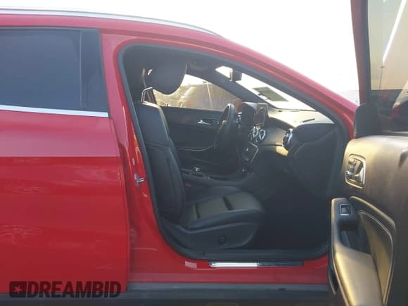✅ 2020 Mercedes-Benz GLA 250 • VIN: WDCTG4EB2LU023720 • Lot: 43157866. Wystawiony na IAAI z przebiegiem 88 218 mil. Bezpłatny archiwum sprzedaży aukcyjnych z USA i szczegółowy raport historii pojazdu na DreamBid. Zdjęcie 5.