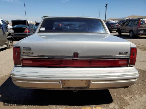 ✅ 1992 Lincoln Town Car Executive • VIN: 1LNLM81W9NY703247 • Lot: 68267014. Listed on Copart with 58,853 mi. Free auction sales archive from the USA and detailed vehicle history report at DreamBid. Image 6.