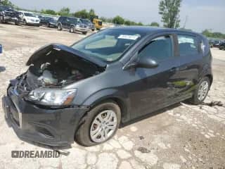 2020 Chevrolet Sonic LT z VIN 1G1JG6SB1L4123314, wystawiony jako Copart lot #58426015 z przebiegiem 86 364 mil mil oraz Szkoda całkowita • Salvage title. Historia ofert i sprzedaży dostępna na DreamBid. Obrazek 1.