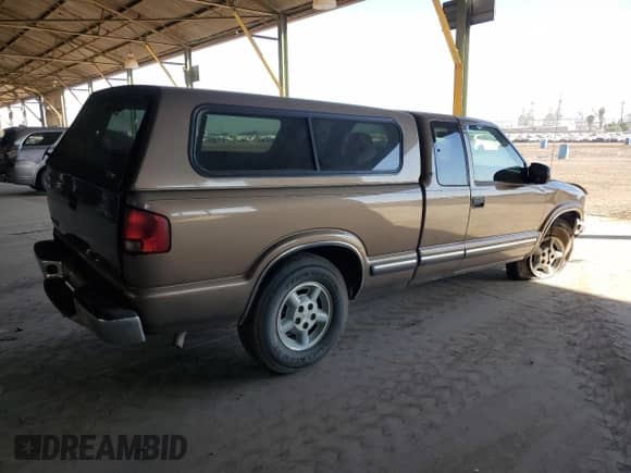 2002 Chevrolet S-10 LS z VIN 1GCDT19W128235954, wystawiony jako Copart lot #91596765 z przebiegiem 277 489 mil mil oraz Szkoda całkowita • Salvage title. Historia ofert i sprzedaży dostępna na DreamBid. Obrazek 3.