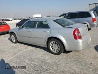 ✅ 2010 Chrysler 300 Touring • VIN: 2C3CA4CD0AH251411 • Lot: 50708395. Wystawiony na Copart z przebiegiem 172 687 mil. Bezpłatny archiwum sprzedaży aukcyjnych z USA i szczegółowy raport historii pojazdu na DreamBid. Zdjęcie 2.