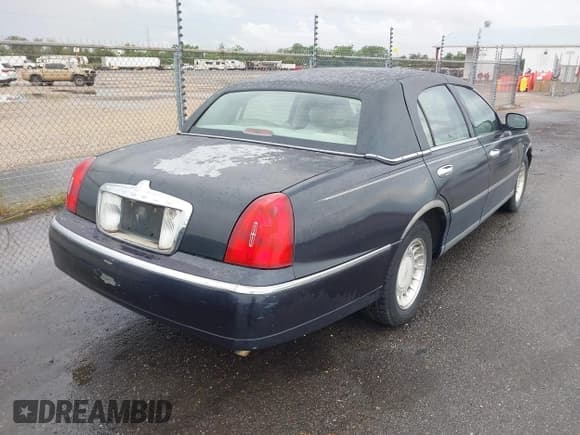 ✅ 2000 Lincoln Town Car Executive • VIN: 1LNHM81WXYY808762 • Lot: 43272527. Wystawiony na IAAI z przebiegiem 158 219 mil. Bezpłatny archiwum sprzedaży aukcyjnych z USA i szczegółowy raport historii pojazdu na DreamBid. Zdjęcie 4.