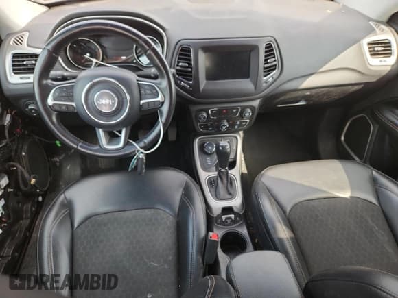 ✅ 2018 Jeep Compass Latitude • VIN: 3C4NJDBB1JT422954 • Lot: 71838395. Wystawiony na Copart z przebiegiem 79 841 mil. Bezpłatny archiwum sprzedaży aukcyjnych z USA i szczegółowy raport historii pojazdu na DreamBid. Zdjęcie 8.