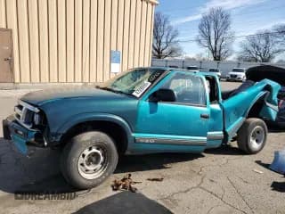 ✅ 1996 Chevrolet S-10 LS • VIN: 1GCCS19X9T8195499 • Лот: 47099095. Опубликован ранее на Copart с пробегом 127 945 миль. Бесплатный доступ к архиву аукционных продаж из США и подробный отчёт об истории автомобиля на DreamBid. Изображение 1.