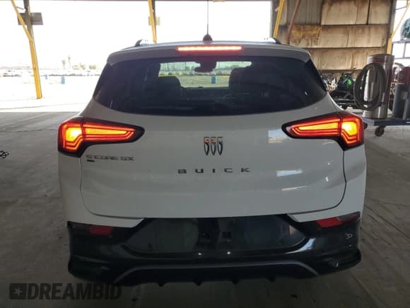 ✅ 2025 Buick Encore GX Sport Touring • VIN: KL4AMESL3SB111818 • Lot: 90853185. Wystawiony na Copart z przebiegiem 2 568 mil. Bezpłatny archiwum sprzedaży aukcyjnych z USA i szczegółowy raport historii pojazdu na DreamBid. Zdjęcie 6.