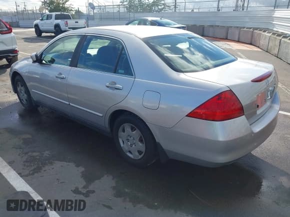 ✅ 2006 Honda Accord LX • VIN: JHMCM56436C006745 • Lot: 43715096. Wystawiony na IAAI z przebiegiem 141 312 mil. Bezpłatny archiwum sprzedaży aukcyjnych z USA i szczegółowy raport historii pojazdu na DreamBid. Zdjęcie 3.