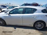 ✅ 2011 Lexus CT 200h • VIN: JTHKD5BH3B2015398 • Lot: 43056775. Wystawiony na IAAI z przebiegiem 157 908 mil. Bezpłatny archiwum sprzedaży aukcyjnych z USA i szczegółowy raport historii pojazdu na DreamBid. Zdjęcie 14.