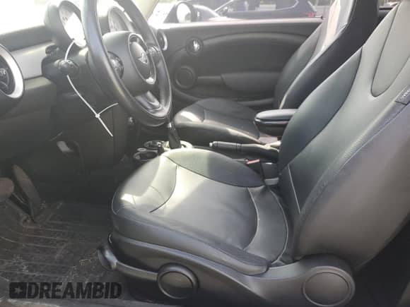 2013 MINI Hardtop с VIN WMWSU3C57DT681944, выставлен на аукционе Copart как лот 60126245 с пробегом 118 319 миль миль и Списание • Salvage title. История ставок и продаж доступна на DreamBid. Изображение 7.