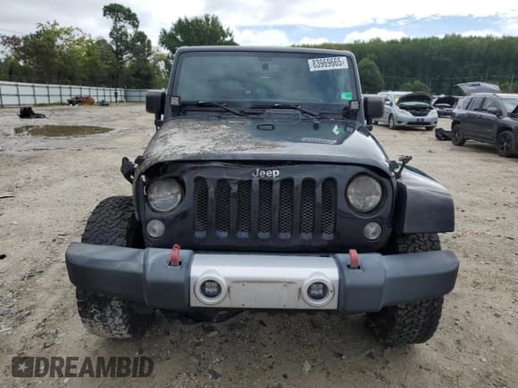 ✅ 2014 Jeep Wrangler Sahara • VIN: 1C4GJWBG5EL204288 • Lot: 83969665. Wystawiony na Copart z przebiegiem Nie podano. Bezpłatny archiwum sprzedaży aukcyjnych z USA i szczegółowy raport historii pojazdu na DreamBid. Zdjęcie 5.