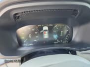 ✅ 2018 Volvo XC60 Momentum • VIN: LYVA22RK2JB097432 • Lot: 82038815. Wystawiony na Copart z przebiegiem 125 034 mil. Bezpłatny archiwum sprzedaży aukcyjnych z USA i szczegółowy raport historii pojazdu na DreamBid. Zdjęcie 9.