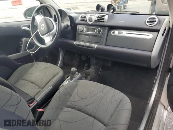 ✅ 2013 Smart fortwo Passion • VIN: WMEEJ9AA7DK710846 • Lot: 66940665. Wystawiony na Copart z przebiegiem 32 799 mil. Bezpłatny archiwum sprzedaży aukcyjnych z USA i szczegółowy raport historii pojazdu na DreamBid. Zdjęcie 8.