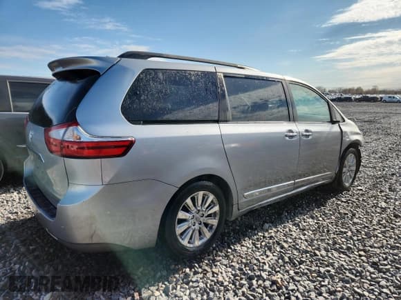 ✅ 2015 Toyota Sienna XLE • VIN: 5TDYK3DC2FS537462 • Lot: 92314205. Listed on Copart with 230,638 mi. Free auction sales archive from the USA and detailed vehicle history report at DreamBid. Image 3.