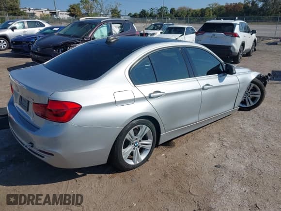 ✅ 2018 BMW 3 Series 330i xDrive • VIN: WBA8D9C52JEM33257 • Lot: 43684648. Listed on IAAI with 92,582 mi. Free auction sales archive from the USA and detailed vehicle history report at DreamBid. Image 4.