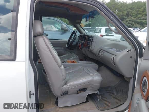 ✅ 1996 Chevrolet Silverado 1500 • VIN: 1GBEC19R4TE163895 • Lot: 42527439. Wystawiony na IAAI z przebiegiem 202 142 mil. Bezpłatny archiwum sprzedaży aukcyjnych z USA i szczegółowy raport historii pojazdu na DreamBid. Zdjęcie 5.