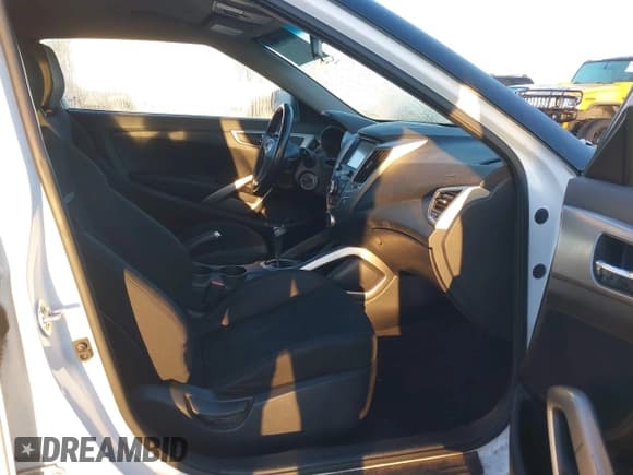 ✅ 2017 Hyundai Veloster • VIN: KMHTC6AD9HU313282 • Lot: 41712203. Wystawiony na IAAI z przebiegiem 119 791 mil. Bezpłatny archiwum sprzedaży aukcyjnych z USA i szczegółowy raport historii pojazdu na DreamBid. Zdjęcie 5.