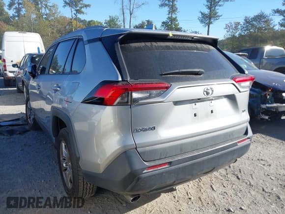 ✅ 2022 Toyota RAV4 XLE • VIN: 2T3W1RFV2NW213677 • Лот: 43470294. Опубликован ранее на IAAI с пробегом 57 668 миль. Бесплатный доступ к архиву аукционных продаж из США и подробный отчёт об истории автомобиля на DreamBid. Изображение 3.